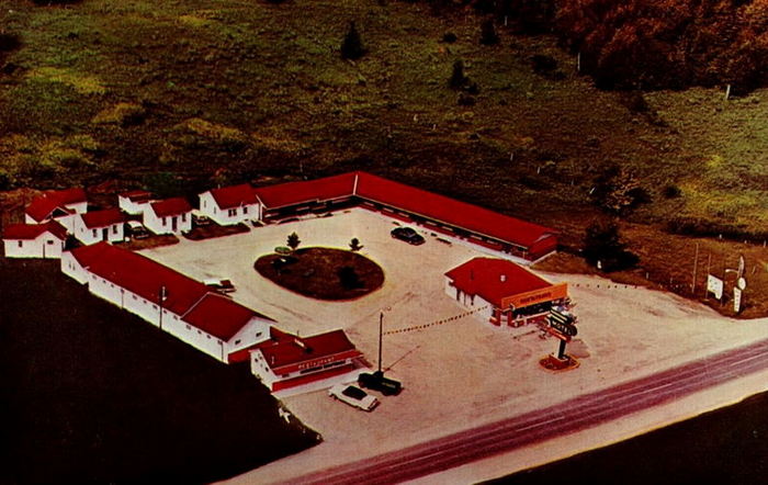 Gustafsons Resort (White Tail Restaurant & Motel) - Vintage Postcard View